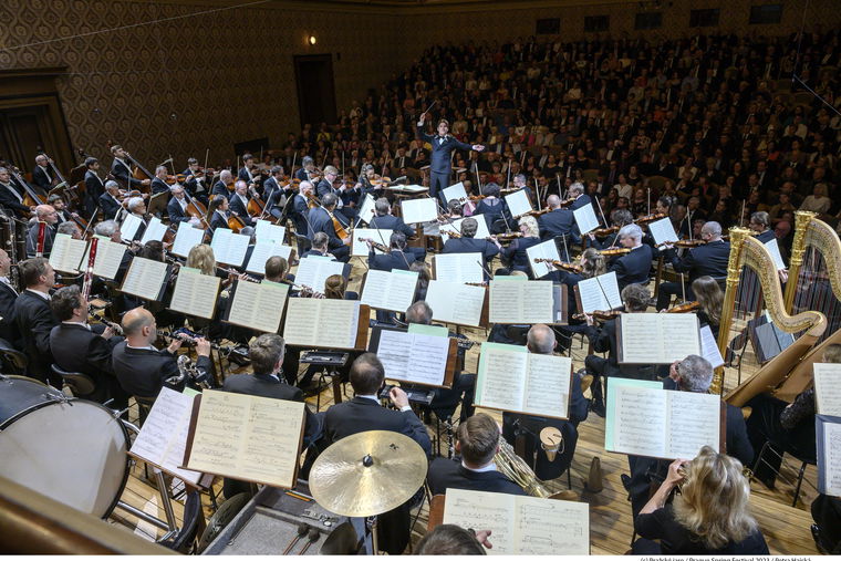 Finský dirigent Klaus Mäkelä řídí Českou filharmonii na Pražském jaru 2023.